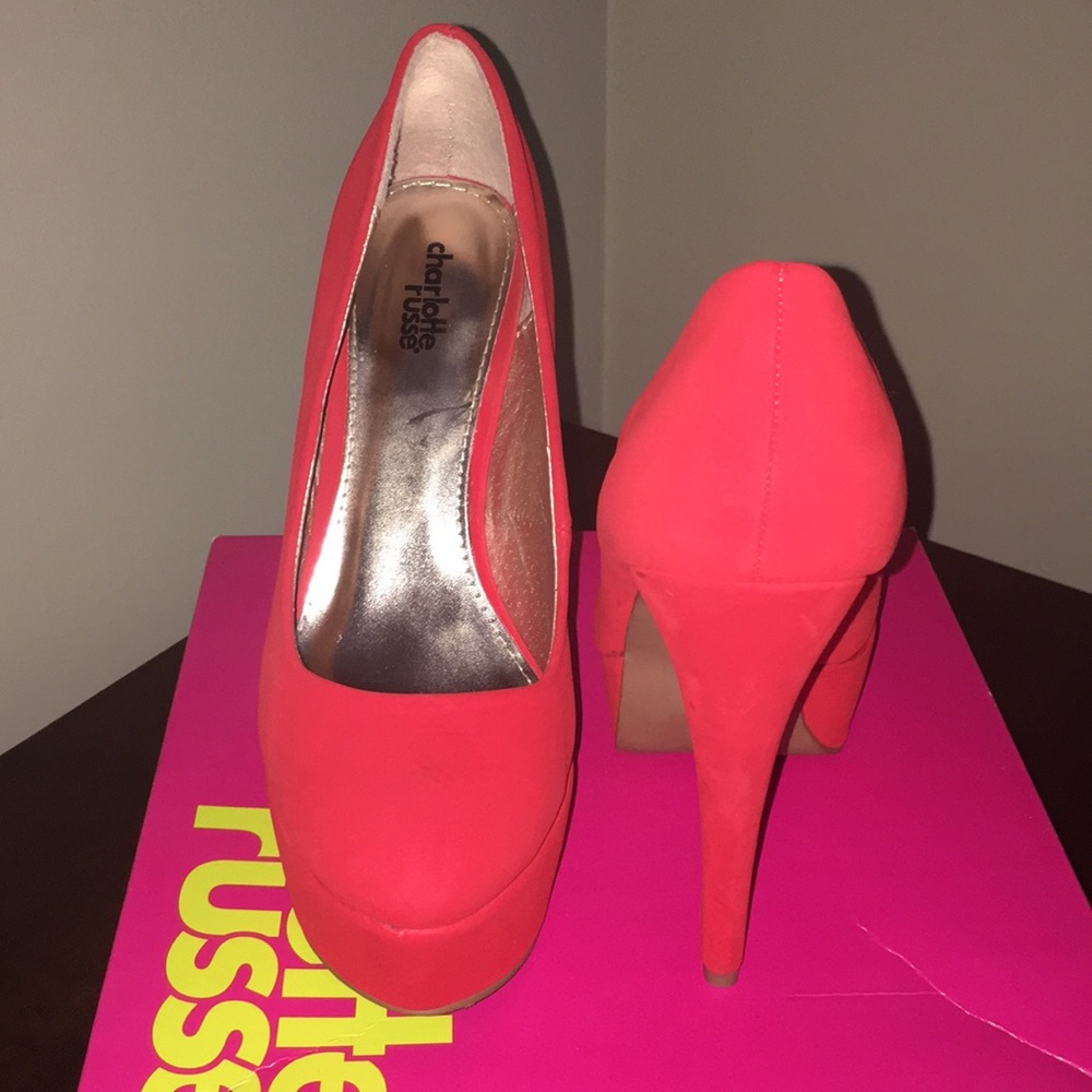 Red closed toe pump with platform